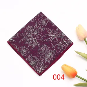 Vista detallada de panuelo de bolsillo vintage para hombre con patron floral rojo oscuro.