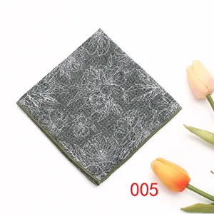 Vista detallada de pañuelo de bolsillo para hombre gris oscuro con elegante diseño floral.