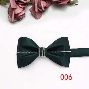 Farfallino in raso verde scuro con catenina argentata, accessorio elegante per eventi.