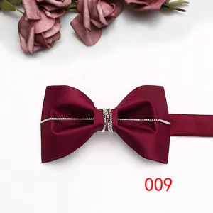 Farfallino in raso bordeaux con catenina argentata, elegante accessorio da collo per uomo.