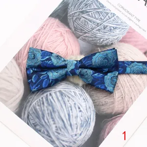 Primer plano detallado de una elegante pajarita para hombre con motivo floral azul.