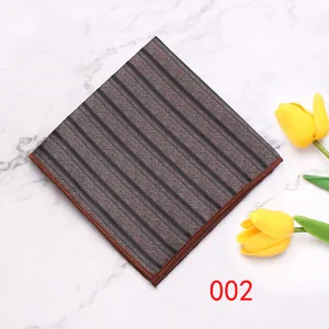 Heren polyester pochet met geometrisch streepontwerp voor pak en formele stijl.