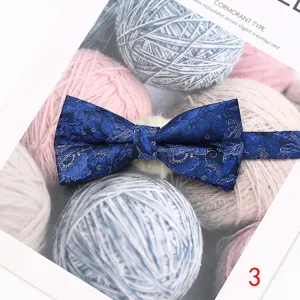 Pajarita de poliester azul floral para hombre, elegante accesorio de ropa casual.