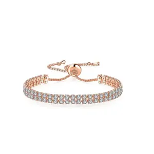 Primer plano de una elegante pulsera de tenis de doble fila en oro rosa con circonitas