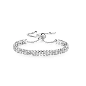 Primer plano de una elegante pulsera tenis de dos filas de circonitas blancas ajustable