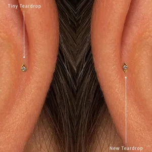 Makrovergleich der Tiny Teardrop und New Teardrop Gold Knorpel Piercing Ohrstecker Schmuck.