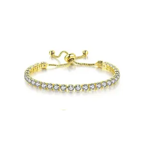 Detalle de pulsera tenis dorada con circonitas blancas brillantes y cierre ajustable
