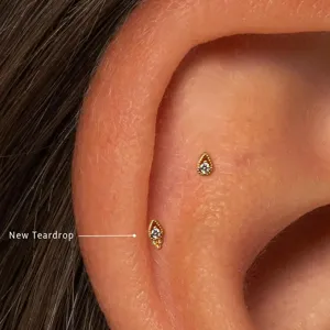 Nahaufnahme von vergoldetem Teardrop-Knorpel-Ohrstecker am Ohr