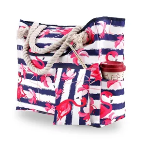 Vue détaillée du sac de plage en toile rayé flamant rose avec pochette assortie.