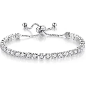 Detalle en primer plano de pulsera ajustable de tenis plateada con circonitas blancas