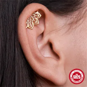 Nahaufnahme eines vergoldeten Lotus-Knorpel-Piercings aus Sterlingsilber am Ohr