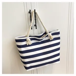 Detailaufnahme der blau gestreiften Canvas-Einkaufstasche mit Seilgriffen