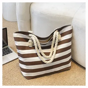 Detailansicht der braun-weiß gestreiften Canvas-Tasche mit dicken Griffen aus Baumwollseil