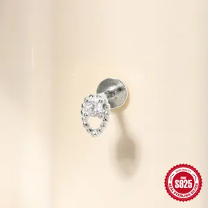 Nahaufnahme des S925 Sterlingsilber Knorpel-Ohrsteckers mit funkelndem CZ-Stein