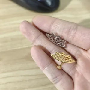 Detailreiche Nahaufnahme von S925 Sterlingsilber und Gold Lotus Knorpel Ohrsteckern