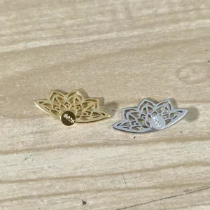 Detailansicht von S925 Sterlingsilber Lotusblume Flat Back Knorpel Ohrsteckern.
