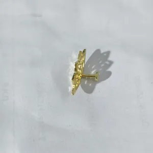 Detailansicht eines goldenen Knorpel-Piercing-Ohrsteckers aus Sterlingsilber