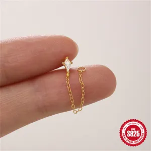Nahaufnahme eines S925 Goldketten-Ohrrings mit funkelndem rautenförmigem Stein für Knorpel