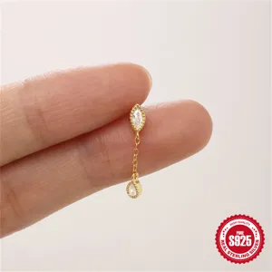 Detailaufnahme eines vergoldeten S925 Sterling Silber Knorpel-Piercing-Steckers mit Stein
