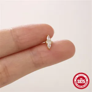 Nahaufnahme eines kleinen S925 Knorpel-Ohrsteckers aus Sterlingsilber mit CZ-Steinen