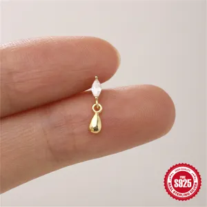 Nahaufnahme eines goldenen S925-Silber-Piercing-Ohrrings mit Marquise-Stein und Tropfen