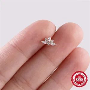 Detaillierte Makroansicht des S925 Silber Lotus Ohrsteckers auf den Fingerspitzen
