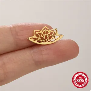 Nahaufnahme eines vergoldeten S925 Sterlingsilber-Lotusohrsteckers zwischen den Fingern
