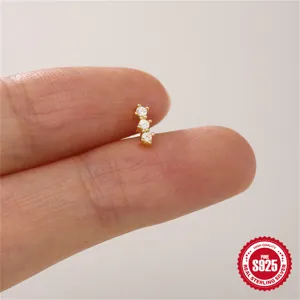 Detailansicht eines kleinen vergoldeten S925 Sterlingsilber-Ohrrings mit drei Zirkonia