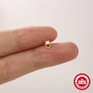 Detailansicht eines winzigen Knorpel-Piercing-Ohrrings aus vergoldetem S925 Silber