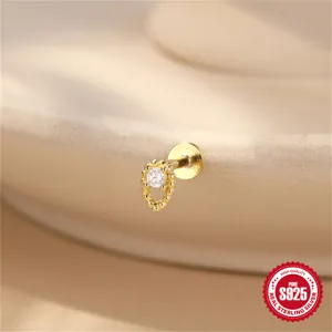 Detailansicht eines vergoldeten S925 Silber-Labret-Ohrrings mit Zirkonia-Stein.