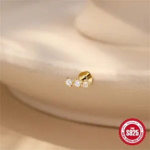 Nahaufnahme eines vergoldeten S925-Sterlingsilber-Ohrsteckers mit drei Zirkonia