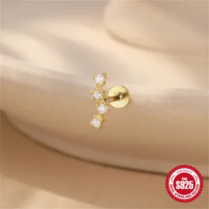 Nahaufnahme von goldener S925 Sterling Silber Knorpel-Ohrstecker mit vier CZ-Kristallen