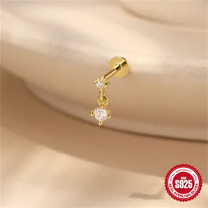 Makroansicht von vergoldeten S925 Sterling Silber Ohrringen mit Zirkonia-Anhängern