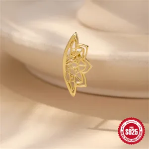 Nahaufnahme von vergoldetem Lotus-Stecker aus Sterlingsilber