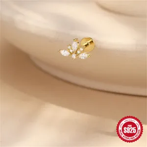 Detailansicht des vergoldeten S925 Silber Lotus Knorpelsteckers mit Marquise-Steinen