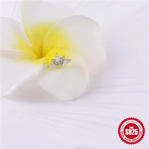 Nahaufnahme eines S925 Sterling Silber Lotus Knorpel Piercing Ohrrings auf einer Blume
