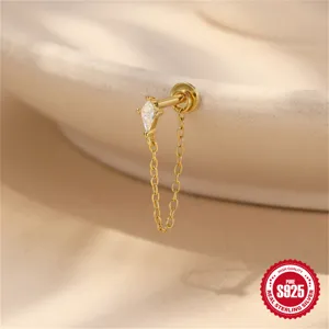 Nahaufnahme eines vergoldeten S925-Silberohrrings mit marquise-förmigem Kristall.