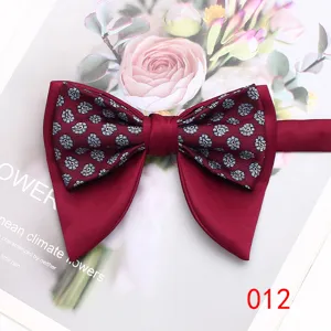 Primo piano dettagliato di farfallina doppia rosso vino con elegante stampa floreale per eventi.