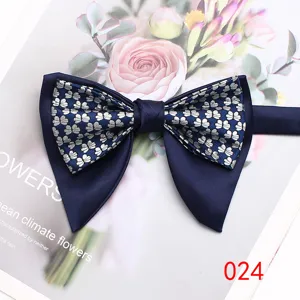 Farfallino doppio blu scuro con motivo floreale argento per uomo abito elegante dettaglio.
