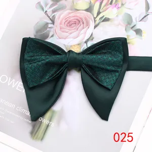 Farfallino doppio verde scuro, elegante accessorio in tessuto rétro per abiti ed eventi.