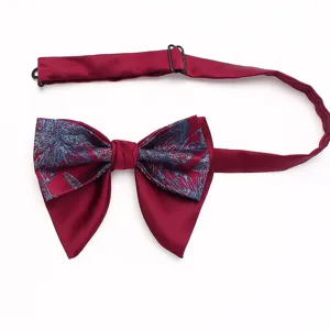Primo piano del dettaglio del papillon bordeaux con motivo floreale e cinturino regolabile.