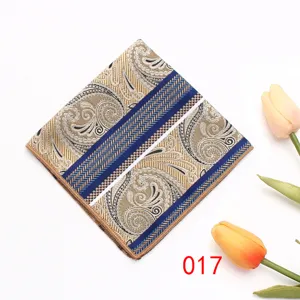 Vista detallada del pañuelo de bolsillo paisley para hombre con diseño de rayas azules.
