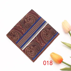 Vista detallada del pañuelo de bolsillo vintage para hombre, elegante accesorio formal.