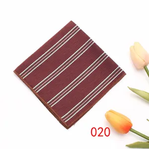 Pañuelo de bolsillo a rayas burdeos para hombre, detalle de traje estilo vintage.