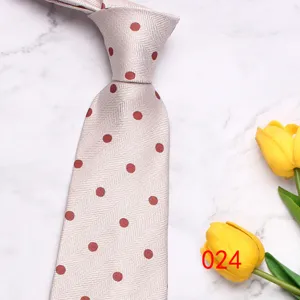 Classic men's 8cm silk tie in light grey with herringbone pattern and red polka dots for business wear.