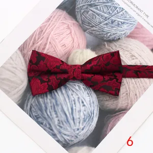 Pajarita plana clásica para hombre en rojo oscuro con motivo floral vintage para negocios y ocio.