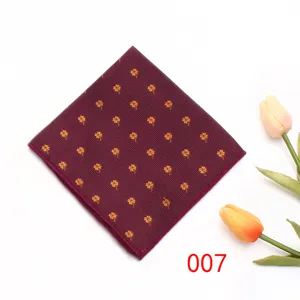 Primo piano dettaglio di un fazzoletto da taschino uomo bordeaux con motivi trifoglio.