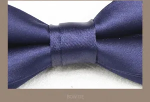 Donkerblauwe satijnen vlinderstrik detailweergave, elegant formeel accessoire voor pak.
