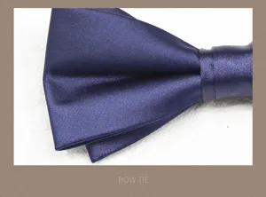 Klassieke donkerblauwe satijnen vlinderdas detailopname, perfect voor formele gelegenheden.