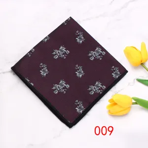 Detailopname van een donkerrode polyester pochette met subtiel geometrisch patroon.